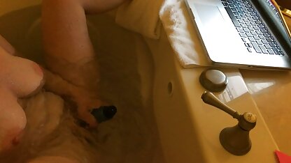 Actief neuken brunette in de vagina met elastische gay porno film hd stijve