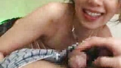 Slim brunette die het gratis pornomovies natte gat opgeeft.
