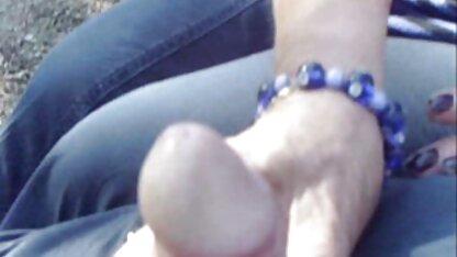 Twee Russische meisjes neuken een man porno film xhamster met een mond werkt in de natuur