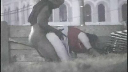 Lesbiennes in kousen spelen op gratis filme porno online het bed en strelen de spleet met een speeltje