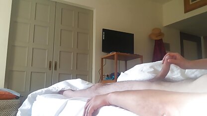 Meisje op haar knieën en zuigt een hamster porno film vriend zijn lul