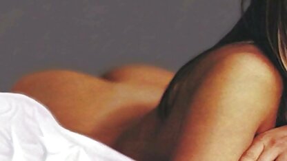 Lange gratis porno nieuw man gestripte Blondine voor de camera