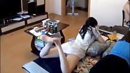 Het meisje ondergedompeld in gratis gratis porno yoga