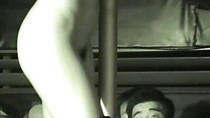 Een man neukte bruin haar in hamster porno film haar keel en vagina.