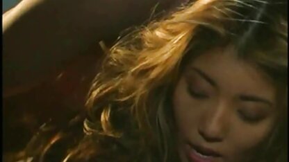 Een roodharige porno film gratis hd vrouw zal tegelijkertijd geneukt worden in anale en vaginale