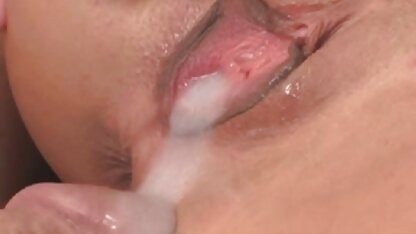 Meisje masturbeert en zuigt de penis van de man die sliep. gratis sex porno film