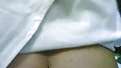 Vrouw jonge busty geeft haar man een hongerige seksuele gratis buiten porno