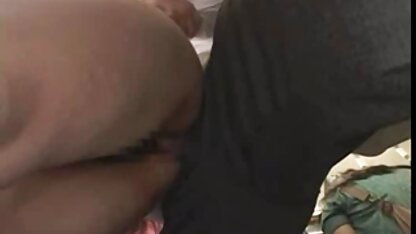Rondborstig blondje in kousen geeft zichzelf aan een stel in de free online porno film slaapkamer