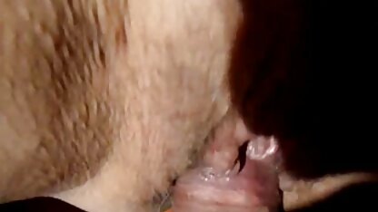 Oma betrapte een man die achter hem gluurde en zoog gratis nederlandstalige porno het.