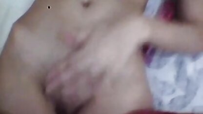 Bodybuilder met doorboorde tepels, grote clit en vingerman. gratis porno hamster