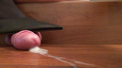 Jonge man met prachtige gratis porno m borsten die naakt poseren
