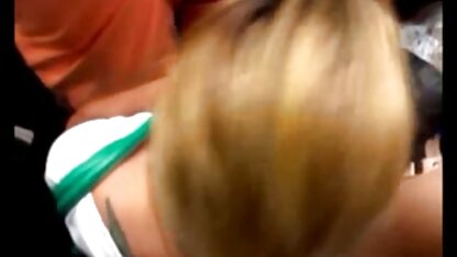 Twee mensen online gratis porno hebben seks met een dikke vrouw in witte kousen.