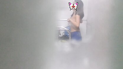 Neukt brunette in haar kont zonder haar spijkerbroek orgie porno film uit te trekken.