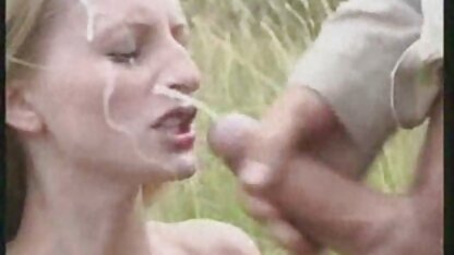 Student Zinaida klampt zich vast aan een man en een zwerver. gratis buiten porno