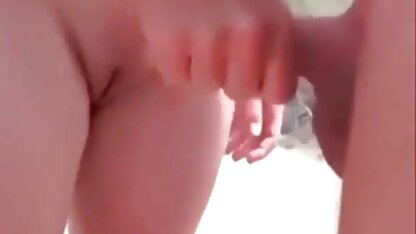 Een Russische prostituee met grote tieten die zichzelf vingert in de gratis porno sex film slaapkamer.