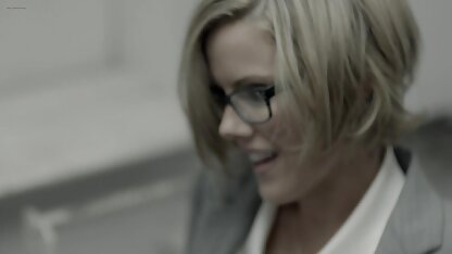 De blonde gooide de gratis porno cinema mitella voor de klootzak op de tafel.