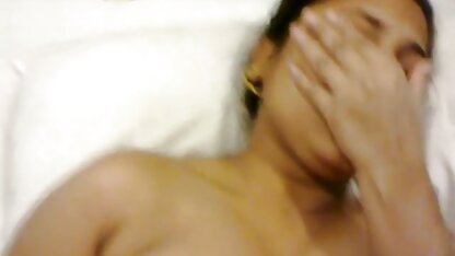 Meisje laat harige poesjes zien in de badkamer. free online porno film