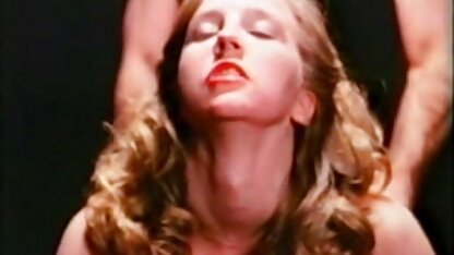Russische free german porno film hoer Karina laat harige poesjes zien.