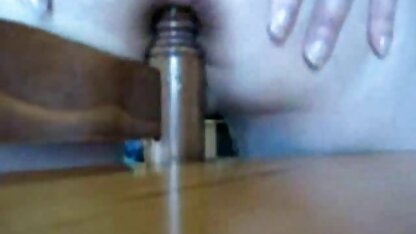 Gepassioneerd slapen orgie porno film met jonge man in kousen
