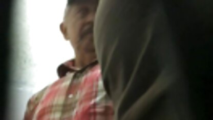 Roodharige gratis nederlandstalige porno babe zuigt liefdevol en roept naar sperma