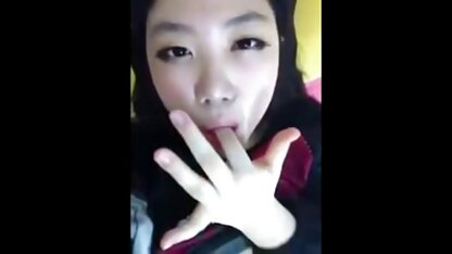 Het meisje liet het circuleren en orgie porno film liet het sperma in haar kutje zakken.
