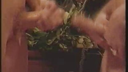 Geile gynaecoloog begint jonge hoer hamster porno film te strelen.