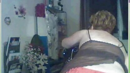 Twee mannen neuken een gratis porno online kijken hoer op hoge hakken.