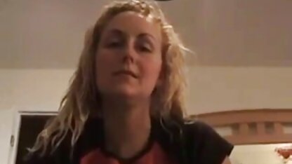 De blondine draaide het punt om met haar handen, en gebruikte het met speelgoed. hamster porno film
