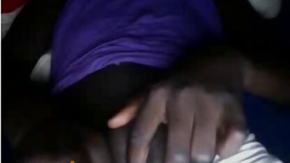 Jonge gratis senioren porno hoer die een lul zuigt en met mannen neukt.