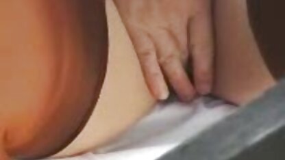 De twee zusters ruziën met online gratis porno kijken een jongeman.